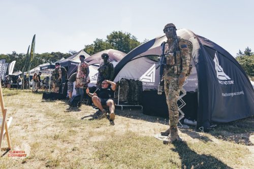 CC2026 - Czech Combat podporují přední tuzemské i zahraniční firmy. Součástí závodu jsou i stánky výrobců taktického vybavení
